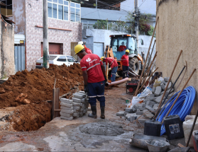 Cesama realiza remodelação de rede de esgoto em rua do bairro Furtado de Menezes